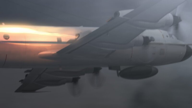 Ein Flugzeug des US-Handelsministeriums fliegt mit brennendem rechten Triebwerk durch den Himmel. – Bild: NGC /​ Cineflix International Media