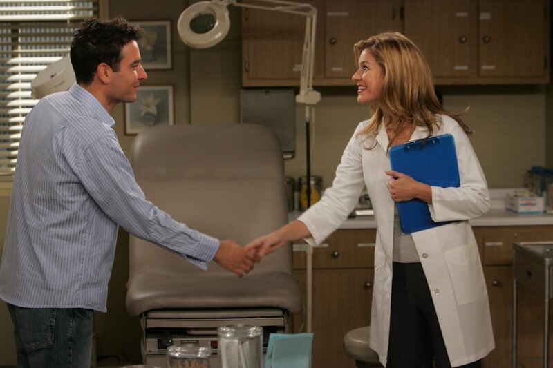 Da Ellen etwas von einer Sarah (Beth Lacke, r.) erwähnt, versucht Ted (Josh Radnor, l.) sie ausfindig zu machen, in der Hoffung, dass sie die Richtige für ihn ist … – Bild: ROBERT VOETS /​ CBS /​ CBS /​ ©2005 CBS BROADCASTING INC. ALL RIGHTS RESERVED.