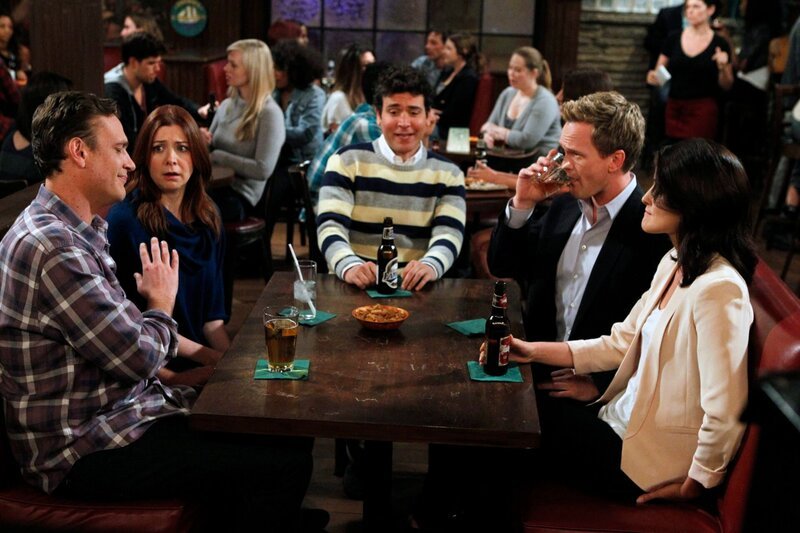 Um herauszufinden, wer der beste Pate für ihren Sohn Marvin ist, haben Lily (Alyson Hannigan, 2.v.l.) und Marshall (Jason Segel, l.) eine ganz besondere Idee. Doch was halten Ted (Josh Radnor, M.), Barney (Neil Patrick Harris, 2.v.r.) und Robin (Cobie Smulders, r.) davon? – Bild: Cliff Lipson /​ CBS /​ CBS ENTERTAINMENT