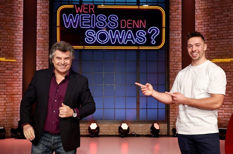 Treten bei „Wer weiß denn sowas?“ als Kandidaten gegeneinander an: Der Sänger und Moderator Andy Borg (l.) und der Sänger Ramon Roselly (r.). – Bild: ARD/​Morris Mac Matzen