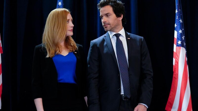 Grace (Jennifer Finnigan, l.); Darius (Santiago Cabrera, r.) – Bild: N/​A