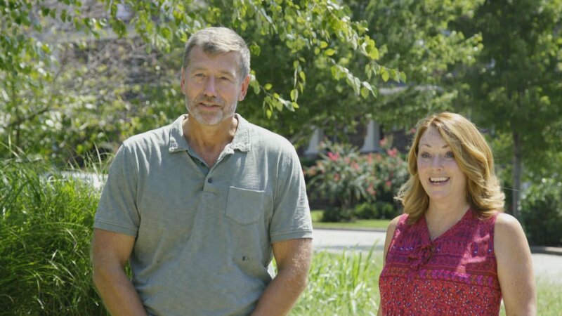 Seit die Kinder aus dem Haus sind, wollen Monte und Lisa in Nashville, Tennessee, noch einmal durchstarten. Dieser Plan gefiel Fortuna offenbar, denn Lisa hat den Jackpot geknackt, als sie auf dem Rückweg von einer Party bei einer Lotterie anhielten. Nun haben sie 1 Million und genug finanzielle Mittel, um in der Music City ein großes Haus zu kaufen, in dem ihre fünf Kinder zu Besuch kommen können. – Bild: HGTV