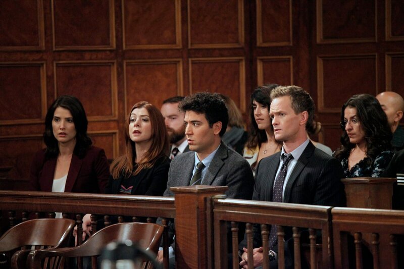 Stehen Marshall in seinem wohl größten Fall seiner Karriere bei: Ted (Josh Radnor, vorne 2.v.r.), Barney (Neil Patrick Harris, vorne r.), Lily (Alyson Hannigan, 2.v.l.) und Robin (Cobie Smulders, l.) … – Bild: 2012⁠–⁠2013 Twentieth Century Fox Film Corporation. All rights reserved.