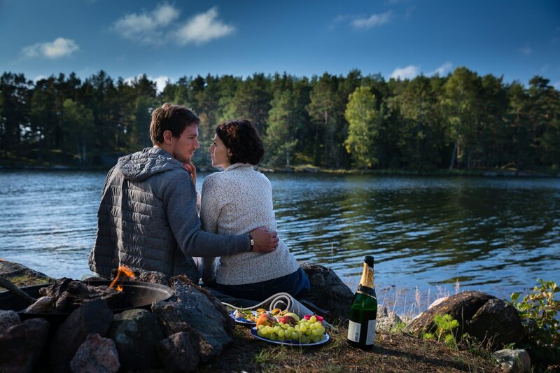 Nach mehreren Anläufen scheint Paul (Constantin Lücke) Erfolg zu haben: Zwischen ihm und Kristina (Liza Tzschirner) beginnt es zu knistern. – Bild: ZDF und Arvid Uhlig.