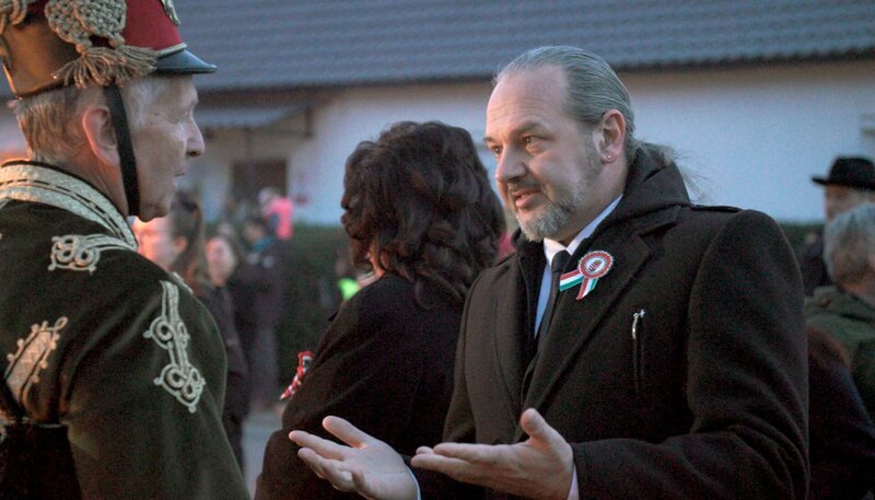 Zoltán Szöke, Bürgermeister von Tiszavasvári, bei der Parade anlässlich des Nationalfeiertags am 15. März. Eines der Erfolgsgeheimnisse der Fidesz sei, dass sie nicht nur in der Vorwahlkampfzeit, sondern ständig unter den Menschen präsent ist. – Bild: WDR/​Populärfilm