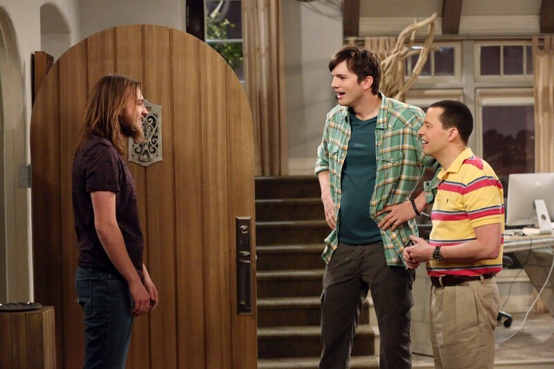 Jake (Angus T. Jones, l.) taucht plötzlich auf und erzählt Alan (Jon Cryer, r.) und Walden (Ashton Kutcher, M.), dass er einen Scheck über 250.000 Dollar von Charlie erhalten hat, mit der Nachricht „Ich bin noch am Leben“. Ein Schock für alle … – Bild: Warner Brothers Entertainment Inc. Lizenzbild frei