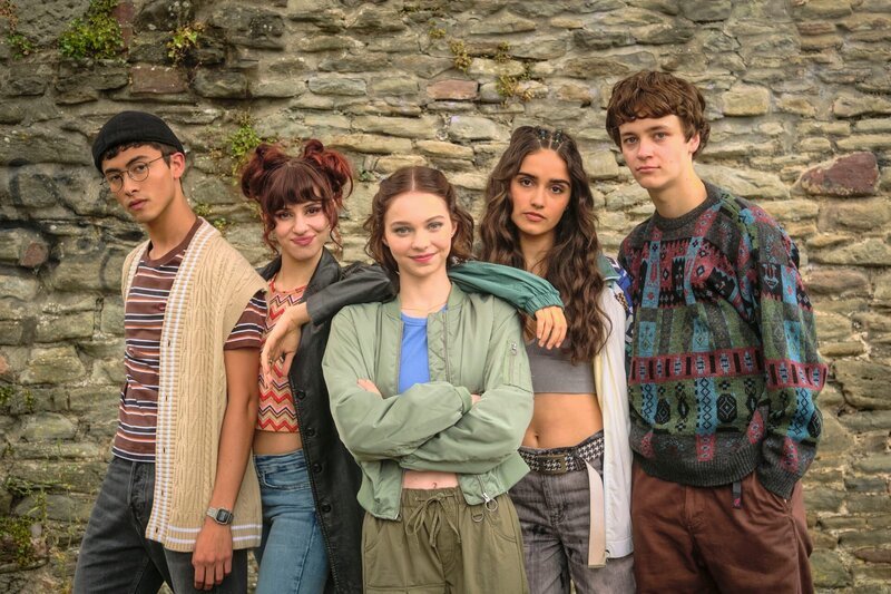 Pip (Emma Myers, M.) kann sich immer auf auf ihre Freunde Zach (Raiko Gohora, l.), Lauren (Yali Topol Margalith, 2.v.l.), Cara (Asha Banks, 2.v.r.) und Connor (Jude Morgan-Collie, r.) verlassen. – Bild: Joss Barratt /​ ZDF