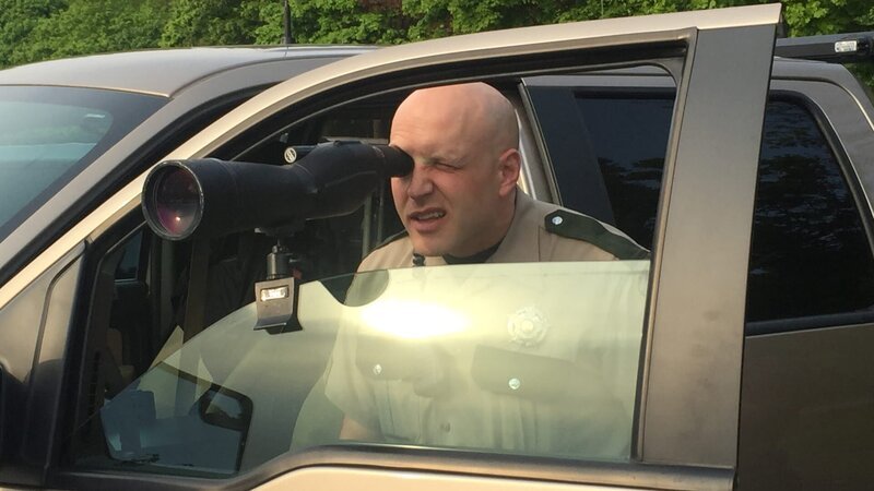 Officer Eric Olson scoping the situation. – Bild: Discovery Communications