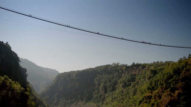 Die atemberaubendste Hängebrücke ist in Nepal zu finden. Der 5-minütige Weg könnte für einige Menschen, die unter einer starken Höhenangst leiden, jedoch zum echten Alptraum werden. – Bild: N24 Doku