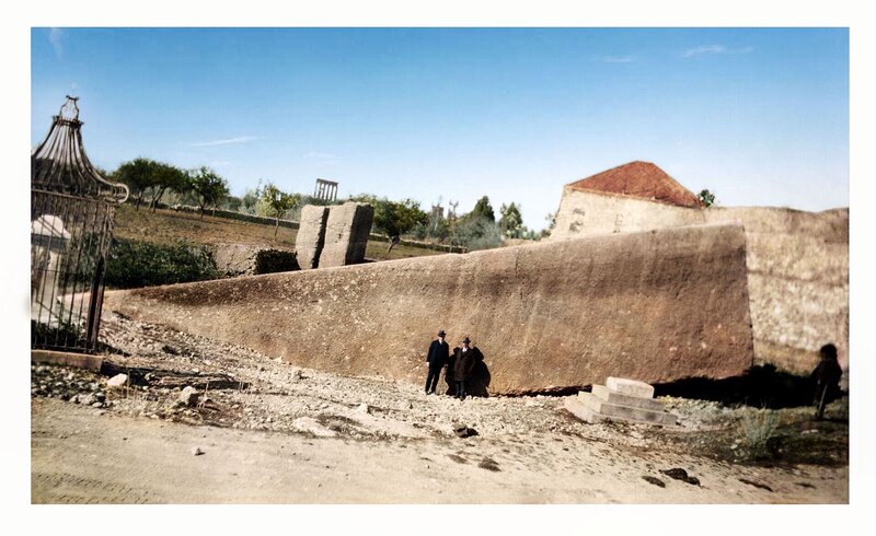 2G10785 Geschnitzter Stein im Steinbruch in der Nähe von Baalbek, Libanon; Geschnitzter Stein (Kalkstein) in der Steengroeve Nebby Baalbek; Maße 21,5 m x 4,5 m x 4 m, Gewicht etwa 1.100.000 kg. Drei Steine dieser Dimensionen sind in die Wand eingebaut, die die Grundfläche des Jupitertempels stützt … behauener Kalkstein von ca. 1.100.000 kg mit den folgenden Abmessungen: 21,5 x 4,5 x 4 Meter. Drei Steine dieser Dimensionen werden in der Mauer verarbeitet, die das Erdreich des Jupiter-Tempels stützt. Es gibt zwei westliche Männer für den Stein. – Bild: BTEU/​RKMLGE /​ Alamy Stock Photo /​ Alamy Stock Photo /​ https:/​/​www.alamy.com /​ Credit: BTEU/​RKMLGE /​ Alamy Stock Photo