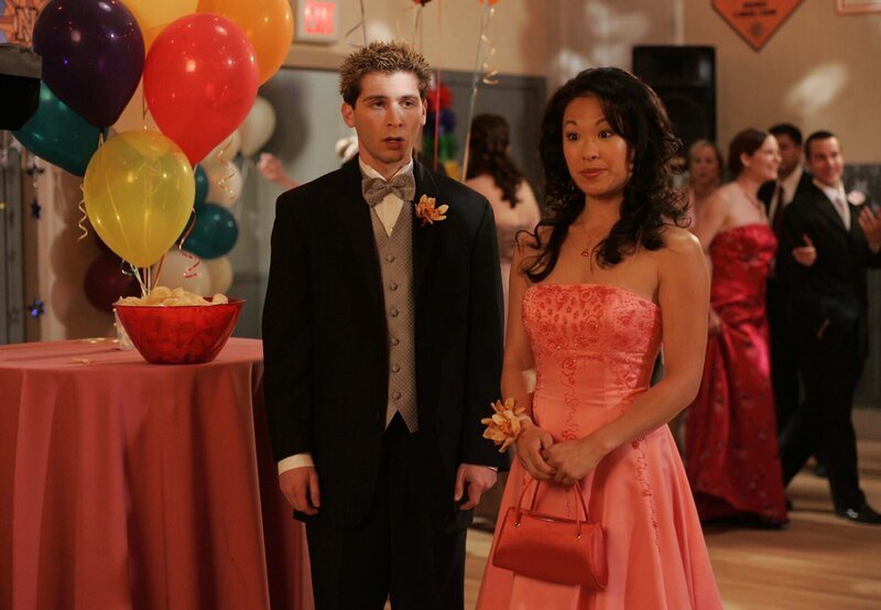Um an Geld zu kommen, lässt sich Reese (Justin Berfield, l.) dafür bezahlen, dass er mit der Streberin Janine (Scarlett Lam, r.) auf den Abschlussball geht … – Bild: ViacomCBS /​ Fox Broadcasting /​ Saeed Adyani /​ FOX