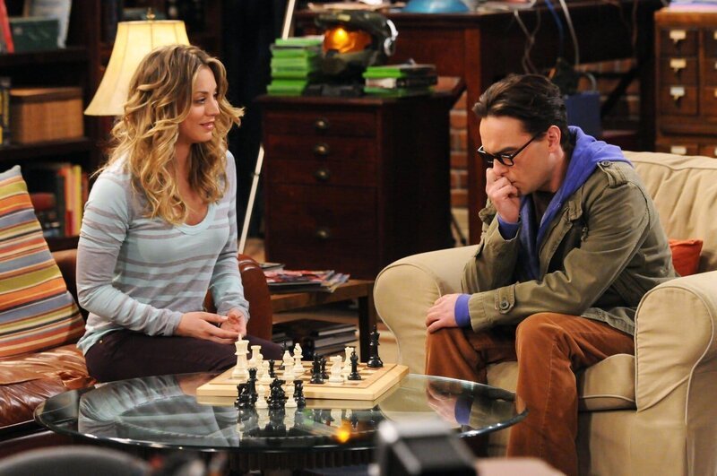 Leonard (Johnny Galecki, r.) ist verzweifelt – es sieht so aus, als würde ausgerechnet Penny (Kaley Cuoco, l.) ihn im Schach schlagen … – Bild: Warner Bros. Television Lizenzbild frei