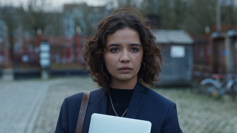 Alma (Carmen Kassovitz) möchte eine eigene App programmieren. – Bild: AXN White