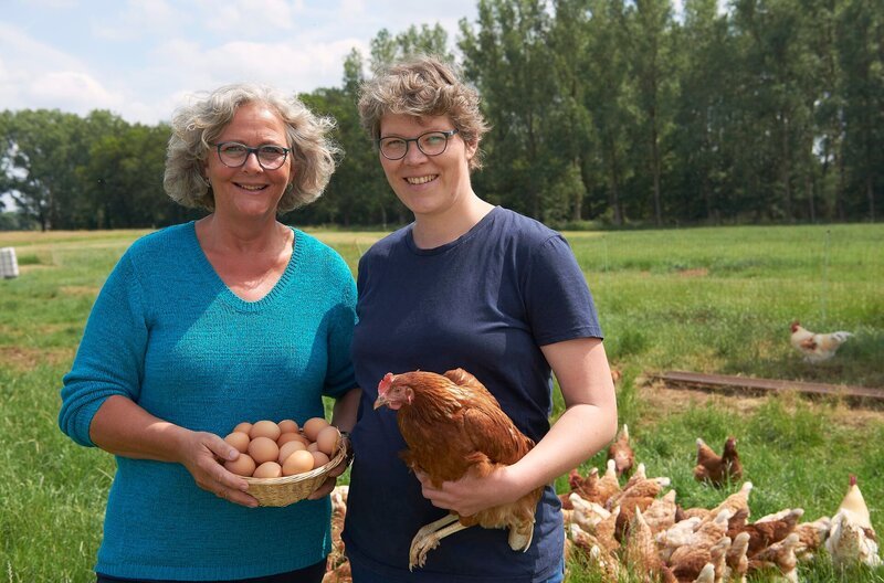 Simone Schmitz (r) und Barbara Büsch (l) auf dem Hof Naturkost Büsch in Weeze am Niederrhein. – Bild: WDR/​Melanie Grande