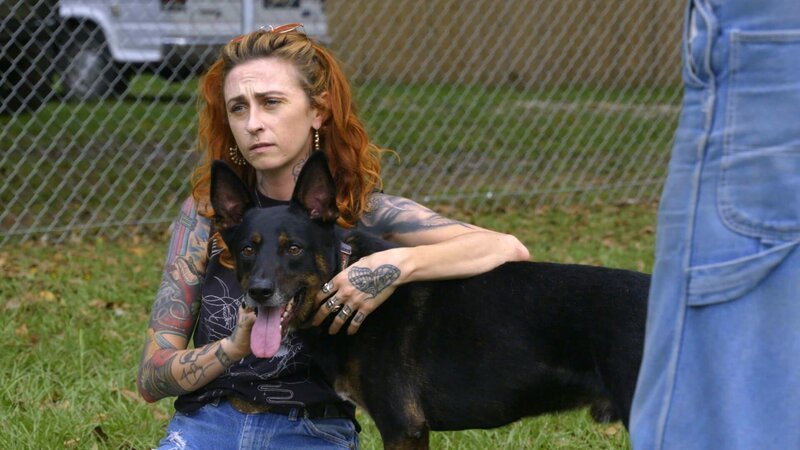 (TOTEMS) Mariah and dog. – Bild: Animal Planet /​ Discovery Communications