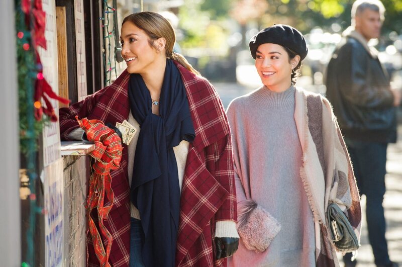 v.li.: Maya (Jennifer Lopez), Zoe (Vanessa Hudgens). – Bild: ORF/​PRO7/​Motion Picture Artwork/​Barry Wetcher