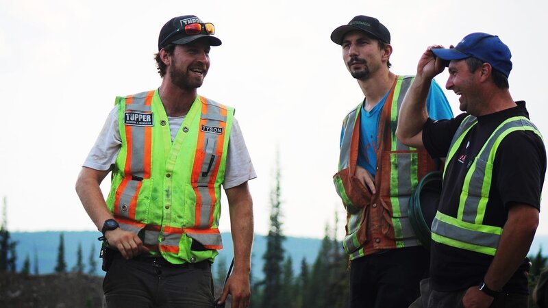 L-R: Tyson Lee, Parker Schnabel and Mitch Blaschke mid conversation – happy – Bild: Warner Bros. Discovery