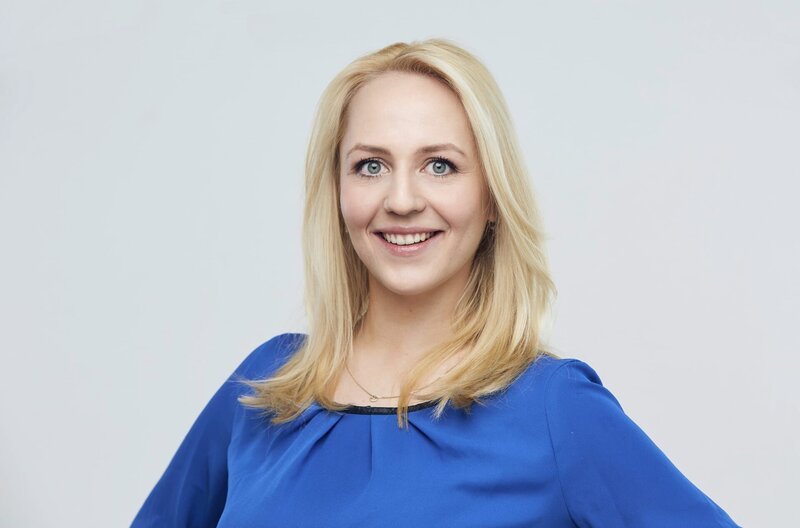 Henriette Fee Grützner – Einfach genial Henriette Fee Grützner moderiert das MDR-Magazin „Einfach genial“ – Bild: BR/​MDR/​Hagen Wolf