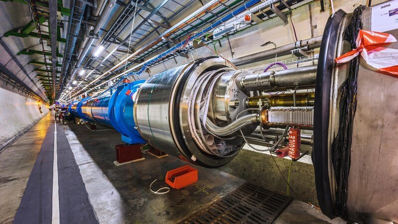 Billionen von Teilchen fliegen bis zu 11.000-mal pro Sekunde durch den 27 Kilometer langen Tunnel des Teilchenbeschleunigers. – Bild: N24 Doku