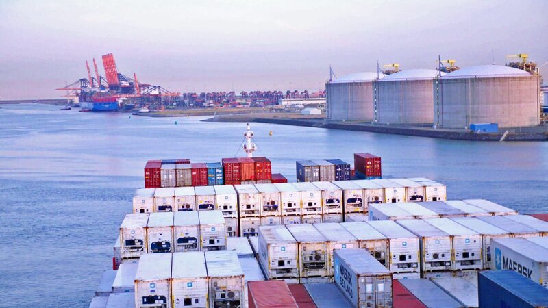 Da der Hafen von Rotterdam am Rhein-Maas-Delta gelegen ist, gelangen die Containerschiffe schnell über die Nordsee in den Atlantik. – Bild: N24 Doku