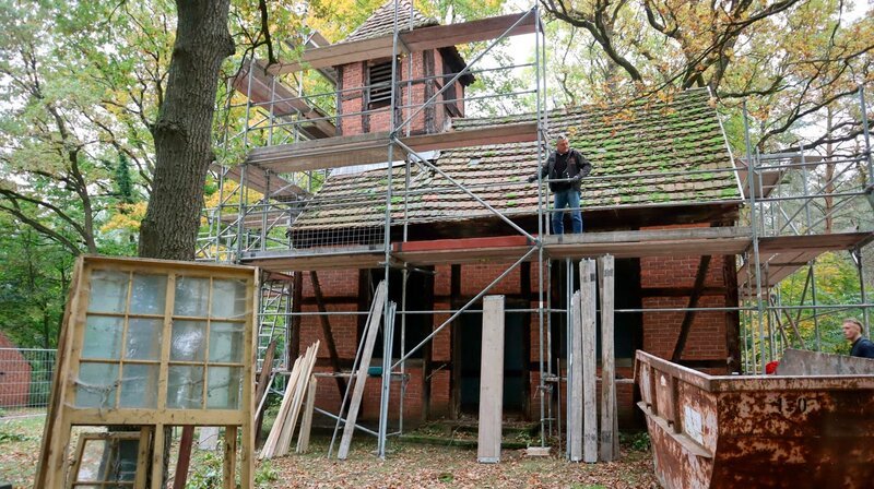 Ein Abschied und ein Neuanfang – so kann man beschreiben, was im havelländischen Milower Land passiert ist. Eine 250 Jahre alte Kapelle, kurz vor dem Abriss und ungenutzt. Ein anderes Dorf, in dem eine Kirche als Mittelpunkt schon lange fehlt. Die Fachwerkkapelle wird Stein für Stein, Balken für Balken abgetragen und zwanzig Kilometer weiter wieder aufgebaut. Eine im wahrsten Sinne verrückte Idee. – Die Waldkapelle wird behutsam abgebaut. – Bild: rbb Ein Abschied und ein Neuanfang – so kann man beschreiben, was im havelländischen Milower Land passiert ist. Eine 250 Jahre alte Kapelle, kurz vor dem Abriss und ungenutzt. Ein anderes Dorf, in dem eine Kirche als Mittelpunkt schon lange fehlt. Die Fachwerkkapelle wird Stein für Stein, Balken für Balken abgetragen und zwanzig Kilometer weiter wieder aufgebaut. Eine im wahrsten Sinne verrückte Idee. – Die Waldkapelle wird behutsam abgebaut. – Bild: rbb