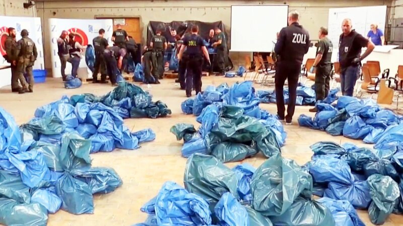 Der illegale Markt für Kokain, Chrystal Meth oder Heroin boomt, weil es Kriminellen noch nie so leicht gemacht wurde, ihre „Ware“ an den Mann zu bringen.   – Bild: SPIEGEL TV Der illegale Markt für Kokain, Chrystal Meth oder Heroin boomt, weil es Kriminellen noch nie so leicht gemacht wurde, ihre „Ware“ an den Mann zu bringen.   – Bild: SPIEGEL TV