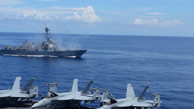 Der Flugzeugträger wird im Verband durch Zerstörer und Aufklärungsschiffe zu allen Seiten bewacht und verteidigt. – Bild: N24 Doku