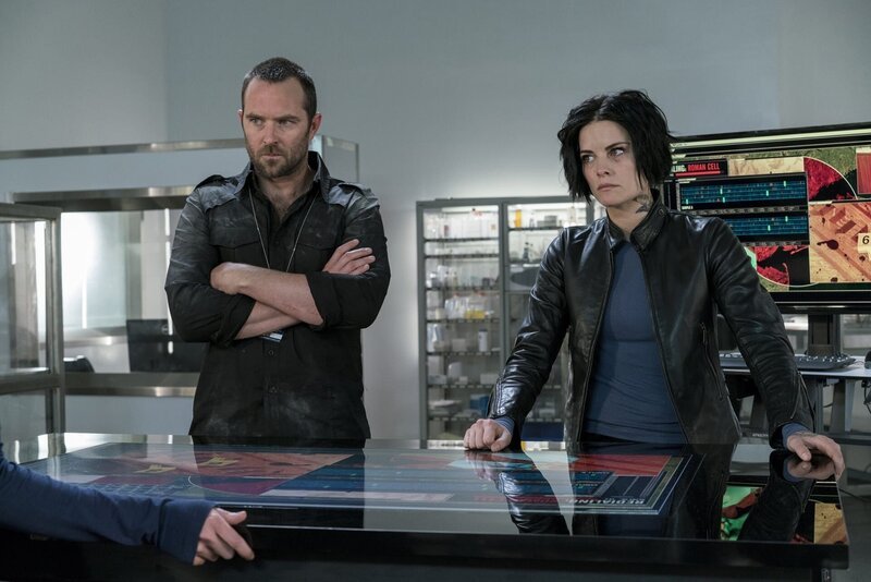 Sullivan Stapleton (Kurt Weller), Jaimie Alexander (Jane Doe). – Bild: PLURIMEDIA (Warner Bros)