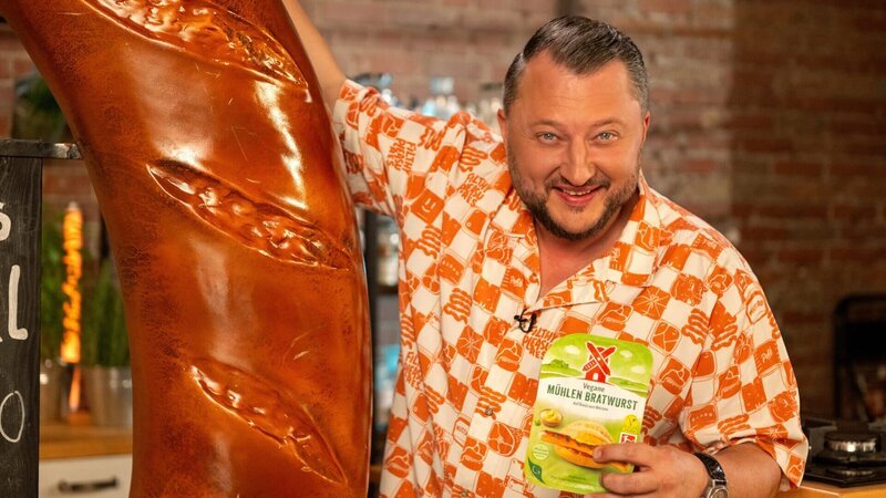 Was steckt in veganen Bratwürsten von Rügenwalder Mühle? Produktentwickler Sebastian Lege kennt die Inhaltsstoffe und baut die Veggie-Wurst nach. – Bild: ZDF und Lars Döring./​Lars Döring