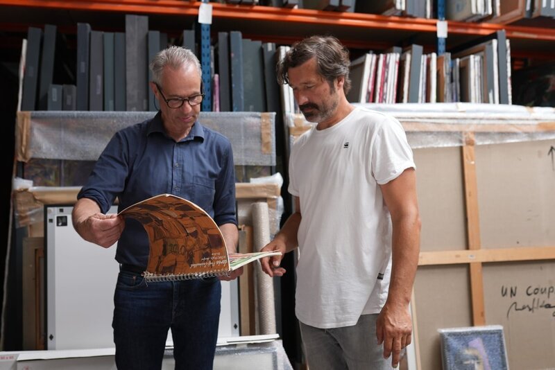 Simon Kaminski (re.) und Sebastian Lübeck (li.), Sohn und Schüler des deutschen Malers Max Kaminski im Lager mit seinen Werken. – Bild: ZDF und Marina Maisel.
