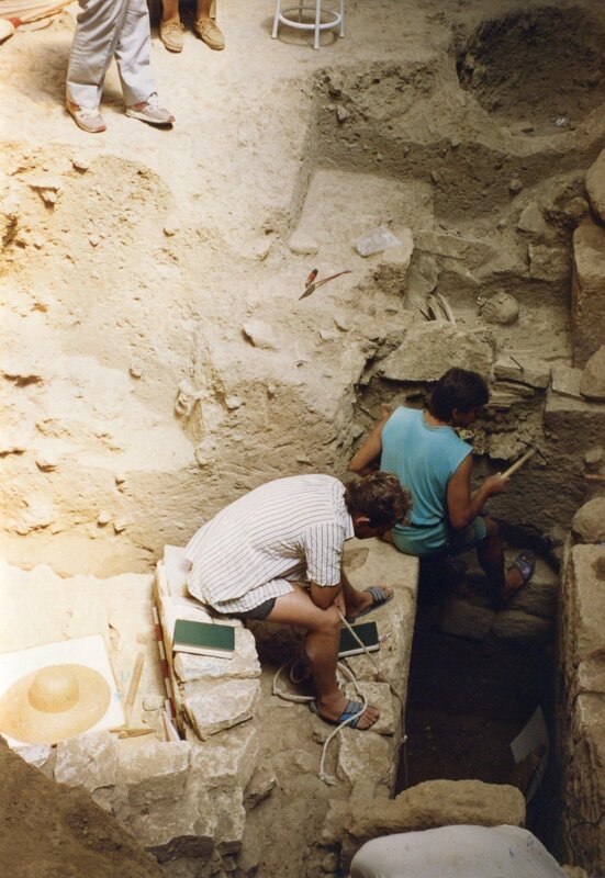 1991/​1992 legen Arch‰ologen auf Kefalonia ein mykenisches Herrschergrab frei. Zun‰chst hieﬂ es, das Grab des Odysseus sei entdeckt worden. Wissenschaftler zweifeln, dass der Held der Odyssee eine historische Figur ist. in Verbindung mit der Sendung bei Nennung ZDF/​Makis Metaxas1991/​1992 legen Arch?ologen auf Kefalonia ein mykenisches Herrschergrab frei. Zun?chst hiefl es, das Grab des Odysseus sei entdeckt worden. Wissenschaftler zweifeln, dass der Held der Odyssee eine historische Figur ist. in Verbindung mit der Sendung bei Nennung ZDF/​Makis Metaxas – Bild: ZDF und Makis Metaxas