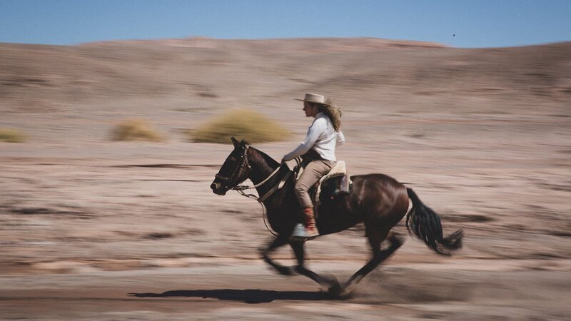 Eleanore rides a horse. – Bild: Bergblick