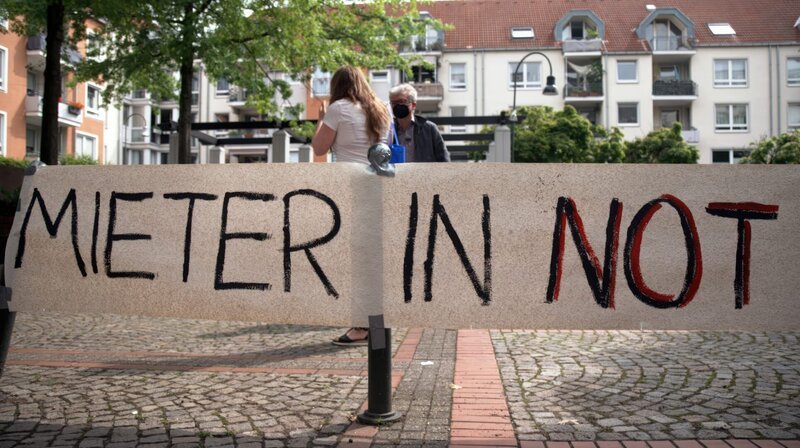 Verzweifelte Mieter und Mieterinnen in der Kölner Karl-Korn-Str. kämpfen gegen Wohnungsnot. – Bild: WDR Verzweifelte Mieter und Mieterinnen in der Kölner Karl-Korn-Str. kämpfen gegen Wohnungsnot. – Bild: WDR