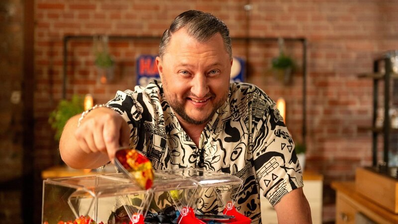 Produktentwickler Sebastian Lege kennt Haribo schon seit seiner eigenen Kindheit. Er zeigt, was in den Süßigkeiten wirklich steckt. – Bild: ZDFinfo