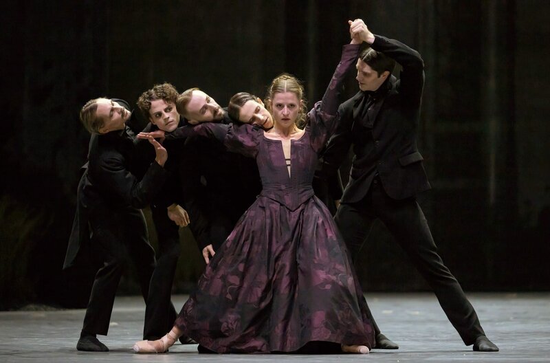 Staatsballett Berlin: Bovary – Bild: Serghei Gherciu /​ Dominik White Slavkovsky, Wolf Hoeyberghs, Ross Martinson, Dominic Whitbrook, Weronika Frodyma und Matthew Knight (v.l.)