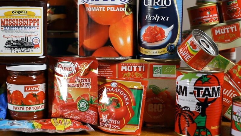 Die scheinbar riesige Vielfalt an Marken und Produkten trügt: Die Tomaten für all diese Konserven stammen aus China. – Bild: ZDF und ©LITTLE BIG STORY 2016/©LITTLE BIG STORY 2016 Die scheinbar riesige Vielfalt an Marken und Produkten trügt: Die Tomaten für all diese Konserven stammen aus China. – Bild: ZDF und ©LITTLE BIG STORY 2016/©LITTLE BIG STORY 2016