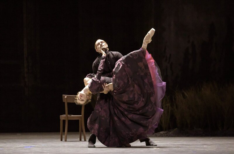 Staatsballett Berlin: Bovary – Bild: Serghei Gherciu /​ Dominik White Slavkovsky und Weronika Frodyma in tänzerischer Aktion