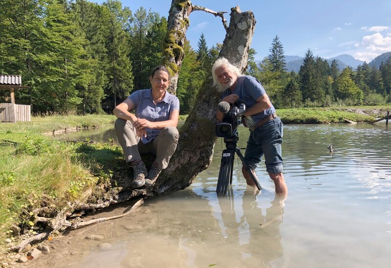 Assoz. Prof. Dr. Sonia Kleindorfer (Leiterin der Konrad Lorenz Forschungsstelle) mit Erich Pröll. – Bild: ZDF und ORF/​ORF-OÖ.