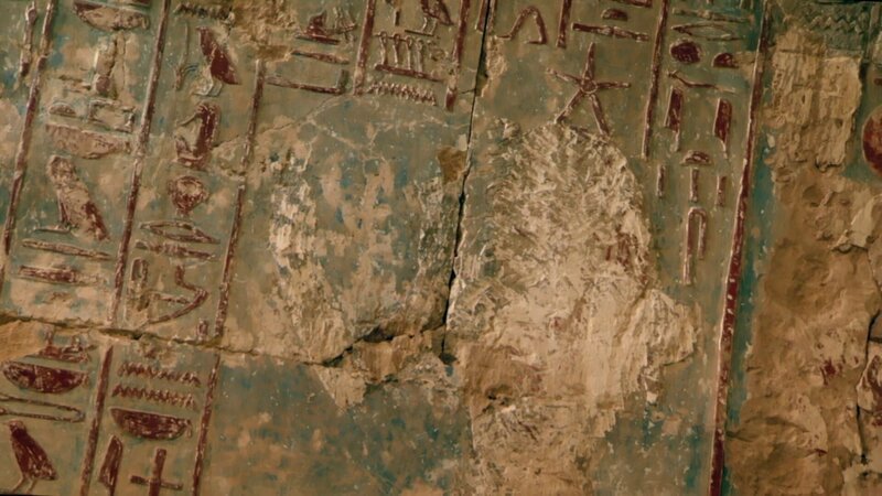 Neben einer nicht identifizierten Mumie wird eine Grabschatulle gefunden, die nicht zu öffnen ist. Verweist der Inhalt auf die Identität der Königin Hatschepsut? – Bild: ZDF und © Stephen J. Brand./​© Stephen J. Brand
