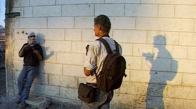 James Nachtwey (r.) in Ramallah, Palästina. – Bild: ORF/Christian Frei Filmp James Nachtwey (r.) in Ramallah, Palästina. – Bild: ORF/Christian Frei Filmp