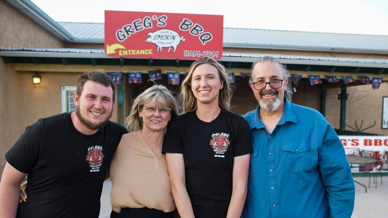 The Spragg family. Mike (son/​chef), Carin (owner/​Greg’s wife), Victoria (daughter/​server), and Greg (owner) stand outside of Greg’s BBQ in Belen, NM, as seen on Restaurant: Impossible, Season 20. – Bild: Food Network US /​ Discover Images: IL2013_RI_2013_ /​ © 2022 Warner Bros. Discovery, Inc. or its subsidiaries and affiliates. All rights reserved.