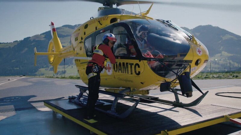 Ein Forscherteam traf mit einem Hubschrauber am Tatort ein – Bild: Bergblick