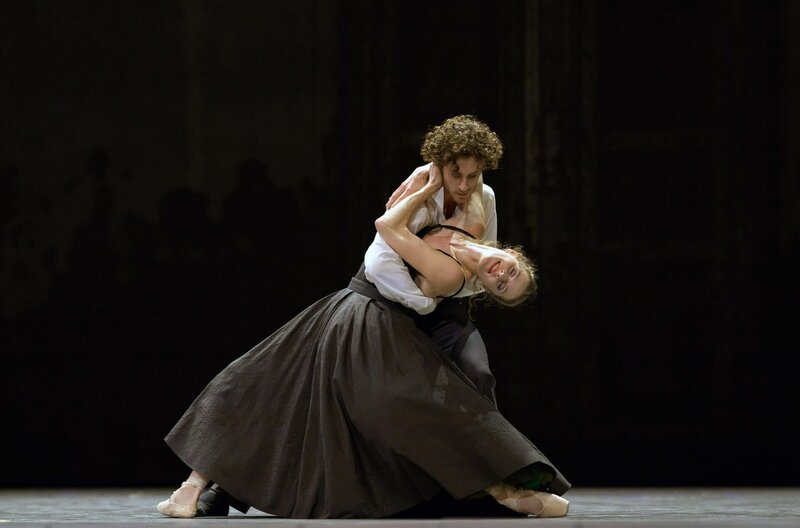 Staatsballett Berlin: Bovary – Bild: Serghei Gherciu /​ Alexandre Cagnat und Weronika Frodyma im Einsatz
