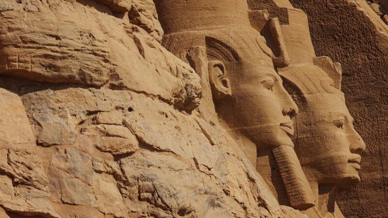 Die Entdeckung zahlreicher mumifizierter Ibis-Vögel lässt vermuten, dass dort auch die letzte Ruhestätte des einflussreichen Priesters Imhotep liegt. – Bild: ZDF und Wes Dorman./​Wes Dorman