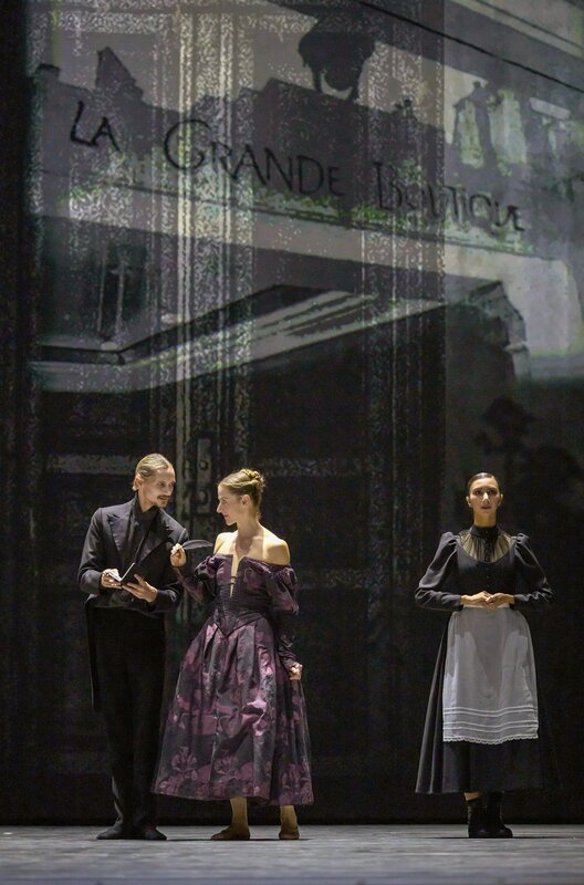 Staatsballett Berlin: Bovary – Bild: Serghei Gherciu /​ Dominik White Slavkovsky, Weronika Frodyma und Vivian Assal Koohnavard (v.l.)