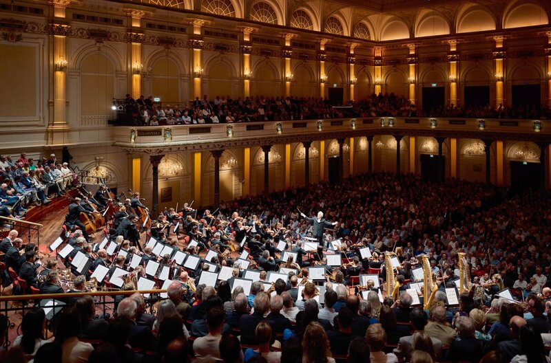 Manfred Honeck dirigiert Bruckners Achte – Bild: Eduardus Lee  /​ Das Royal Concertgebouw Orchestra spielt Anton Bruckners 8. Sinfonie und wird dabei von Manfred Honeck dirigiert.