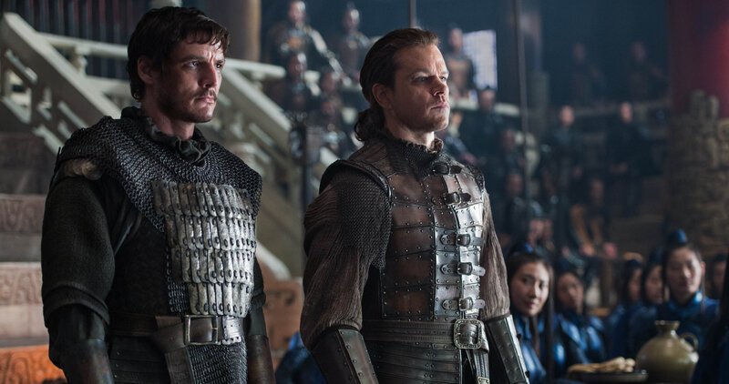 Tovar (Pedro Pascal, l.); William (Matt Damon, r.) – Bild: © Universal Pictures /​ Jasin Boland /​ Jasin Boland