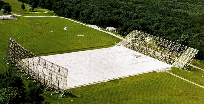 Radioteleskop „Big Ear“ an der Ohio Wesleyan University, Delaware, Ohio – Bild: aebox /​ © THE HISTORY CHANNEL /​ A+E Networks
