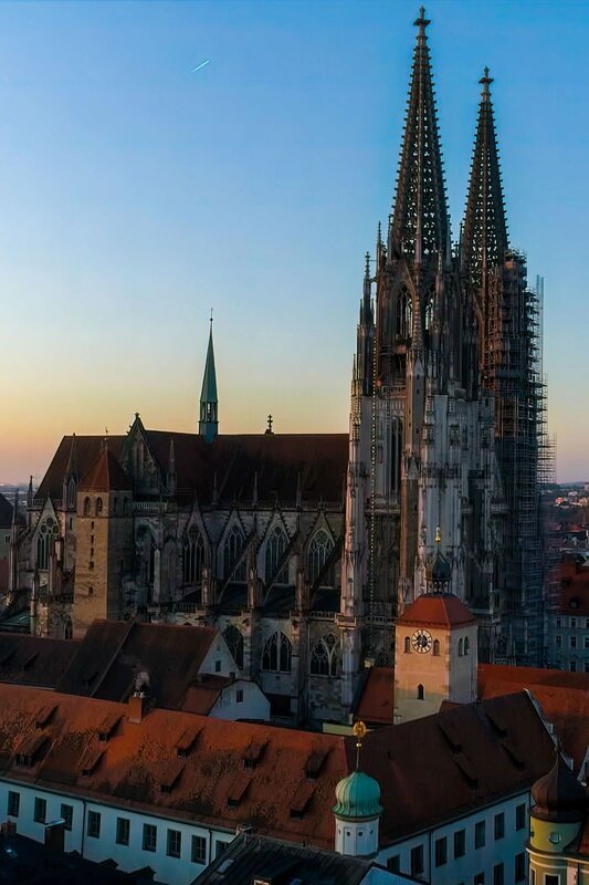 Aus der Domschule von Regensburg ist der mittelalterliche Brauch des Kinderbischofs überliefert. Dabei darf ein Kind an einem Tag im Jahr die Rolle des amtierenden Bischofs übernehmen – sehr zum Ärger des Vatikan. – Bild: THE HISTORY CHANNEL /​ ZDF und Februar Film/​Februar Film/​Februar Film