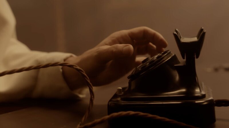 Der Priester benutzt das Telefon – Bild: THE HISTORY CHANNEL /​ Big Media